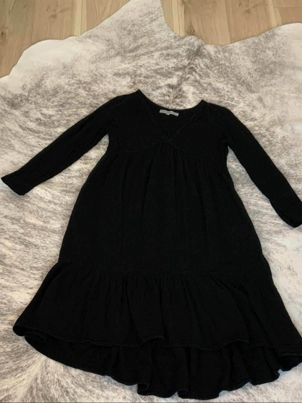 XiRENA Black Long-Sleeve V-Neck Dress
